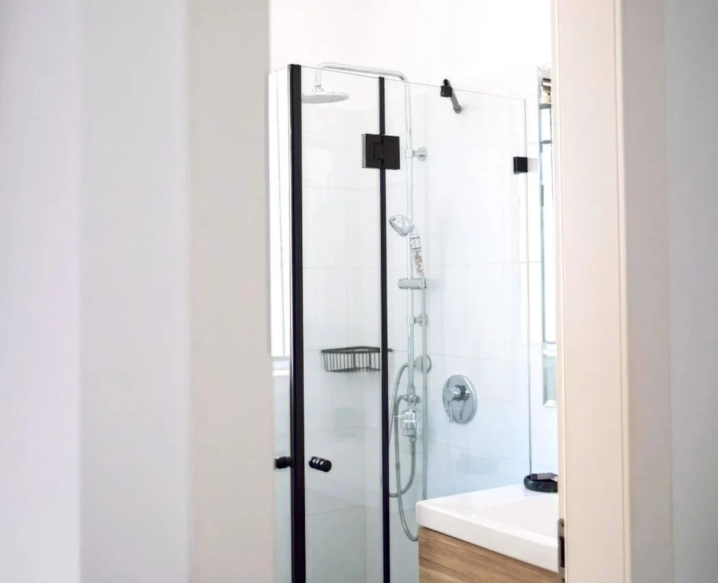 Portes et parois de douche en verre propres, sans traces d'eau ni résidus de savon