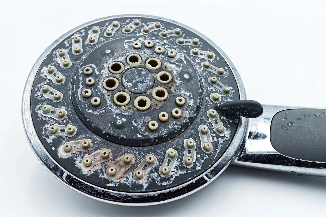 Comment détartrer un pommeau de douche en éliminant les dépôts minéraux et les résidus