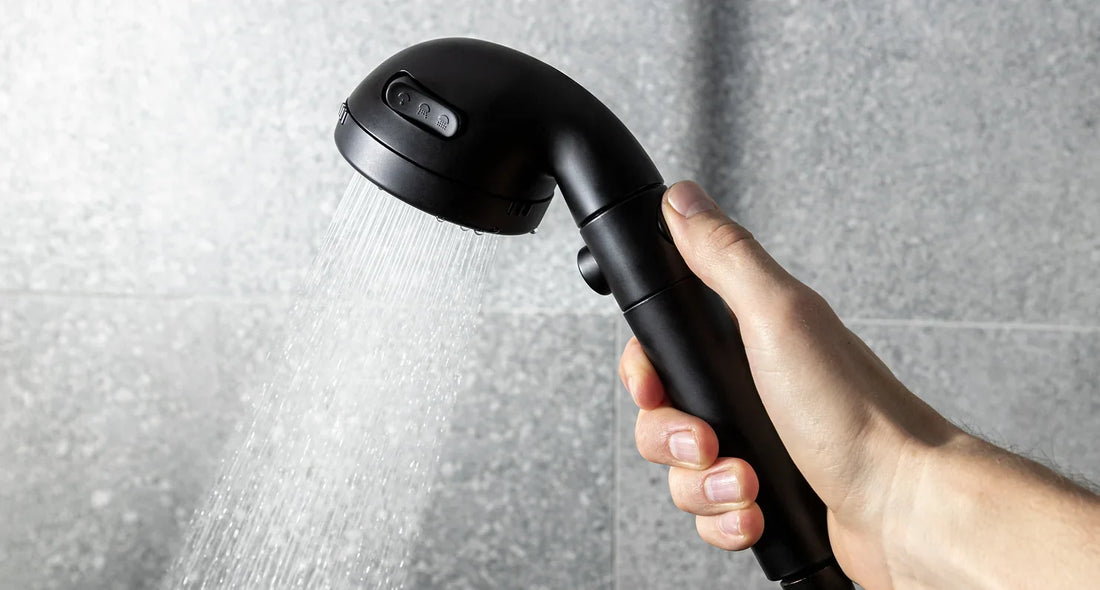 Soffione doccia StoneStream EcoPower nero opaco installato in un bagno moderno